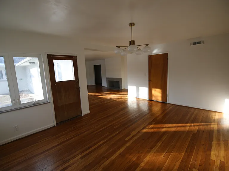 3191 E Broad St — Photo 11