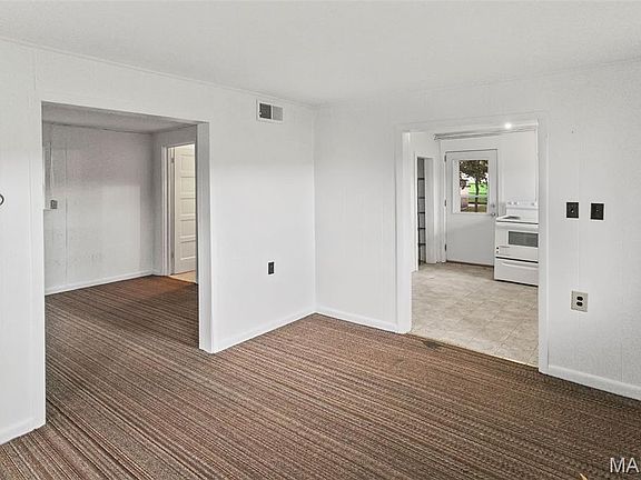 5th image of 112 Andrew Ave