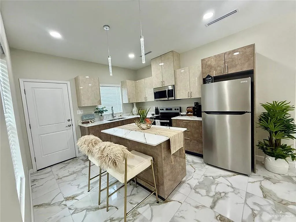 3 bed, 2.0 bath, 1000 sqft, $1,350 — Photo 2