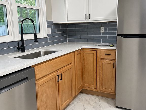 3rd image of 7707 Elm Ave