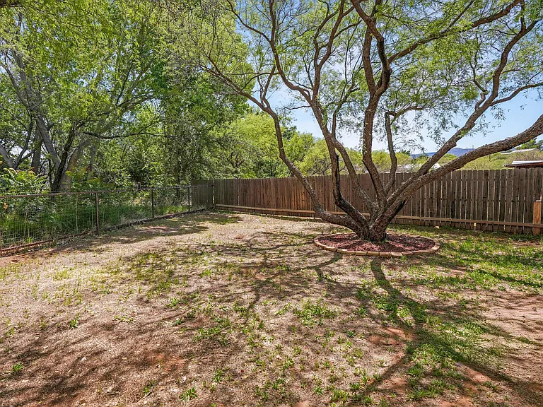 263 E Hollomon St — Photo 38