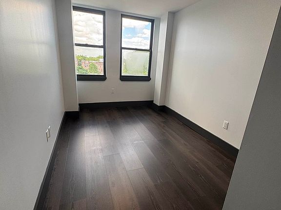 3rd image of 870 New York Ave #10
