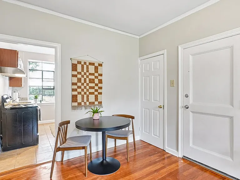 Cameron Court Apartments — Photo 15