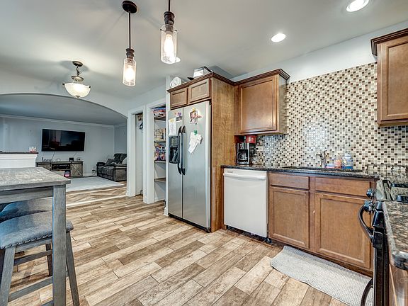 4th image of 406 Bellarmine Dr E