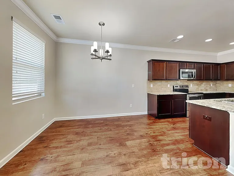 1095 Lear Dr — Photo 4