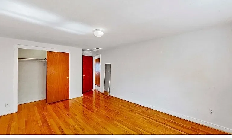 3 bed, 2.0 bath, 2200 sqft, $6,000 — Photo 3