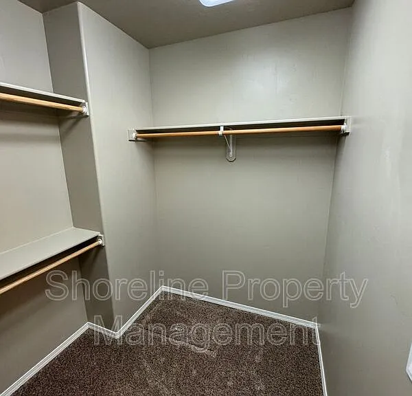 511 Diamond Lake St — Photo 4