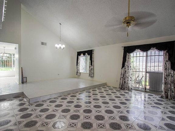 3rd image of 7618 Hollow Glen Ln