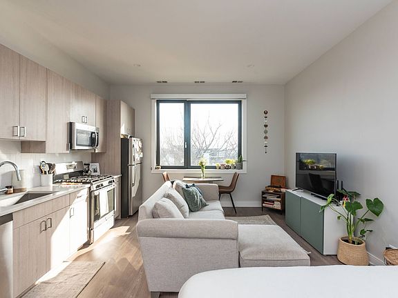 3rd image of 1962 N Milwaukee Ave #304