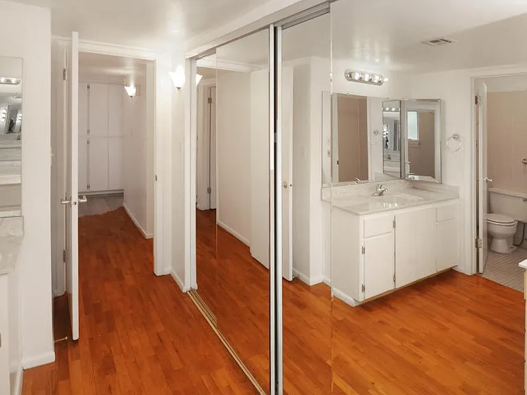 2405 E Huntington Dr — Photo 24