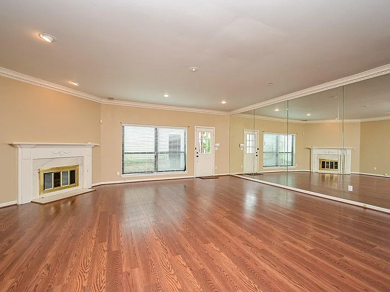 573 N Post Oak Ln — Photo 12