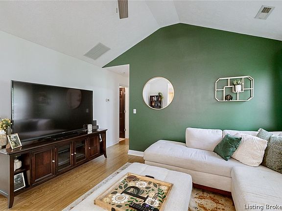 4th image of 904 Twin Oaks Drive