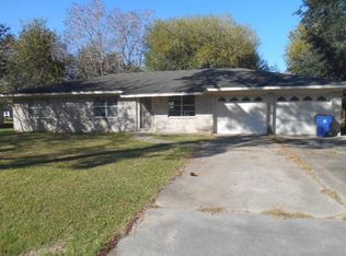 314 Agnes St, El Campo, TX 77437