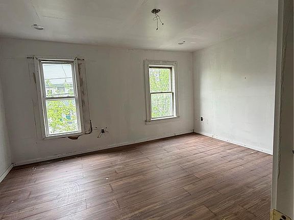 4th image of 119-121 Wyoming St