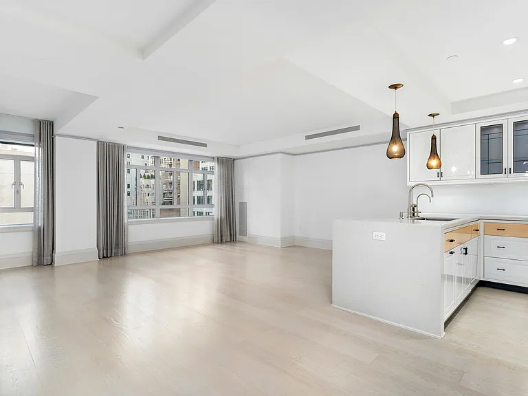 21 E 61st St #9C — Photo 3