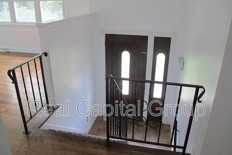 4 bed, 2.0 bath, 1920 sqft, $3,295 — Photo 2