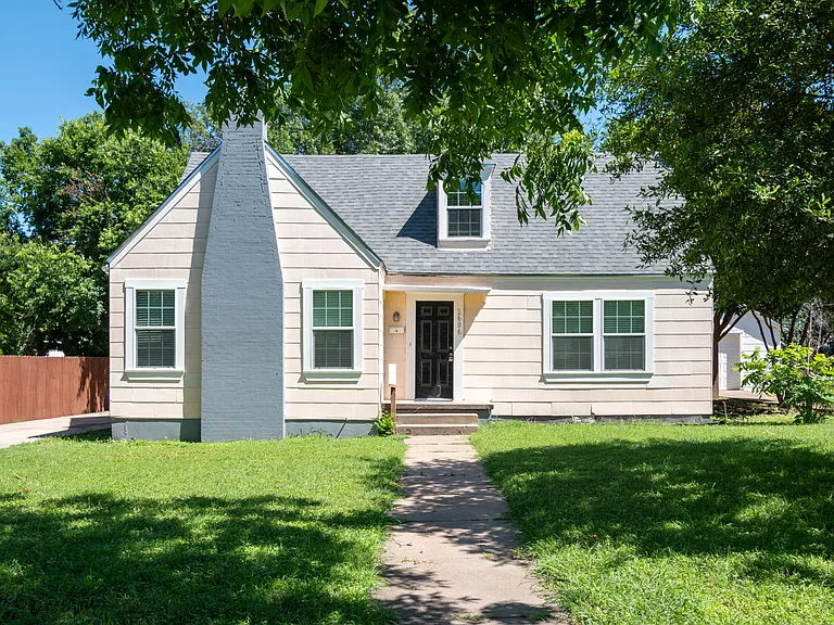 2606 Pine Ave — Photo 1