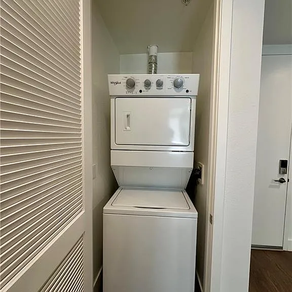 709 E Walnut St #418 — Photo 13
