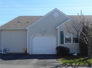 651 Ledgeview Ct, Southington, CT 06489