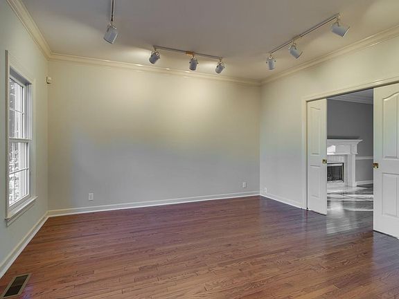 3rd image of 301 Chippewa Cir