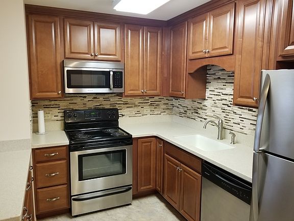 5th image of 605 Barrington Ave APT 232