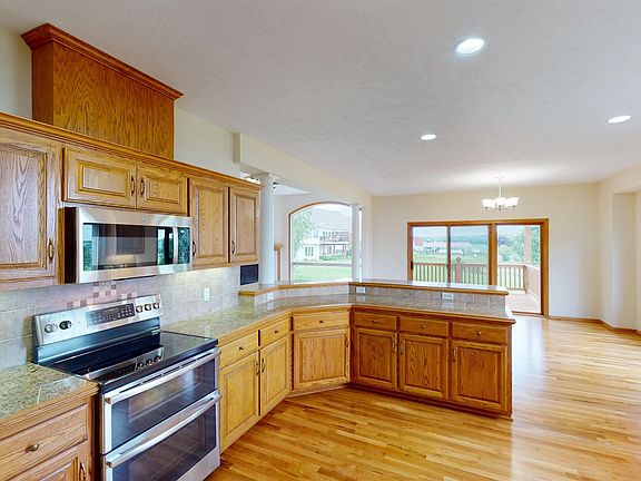3rd image of 325 Inglewood Cir