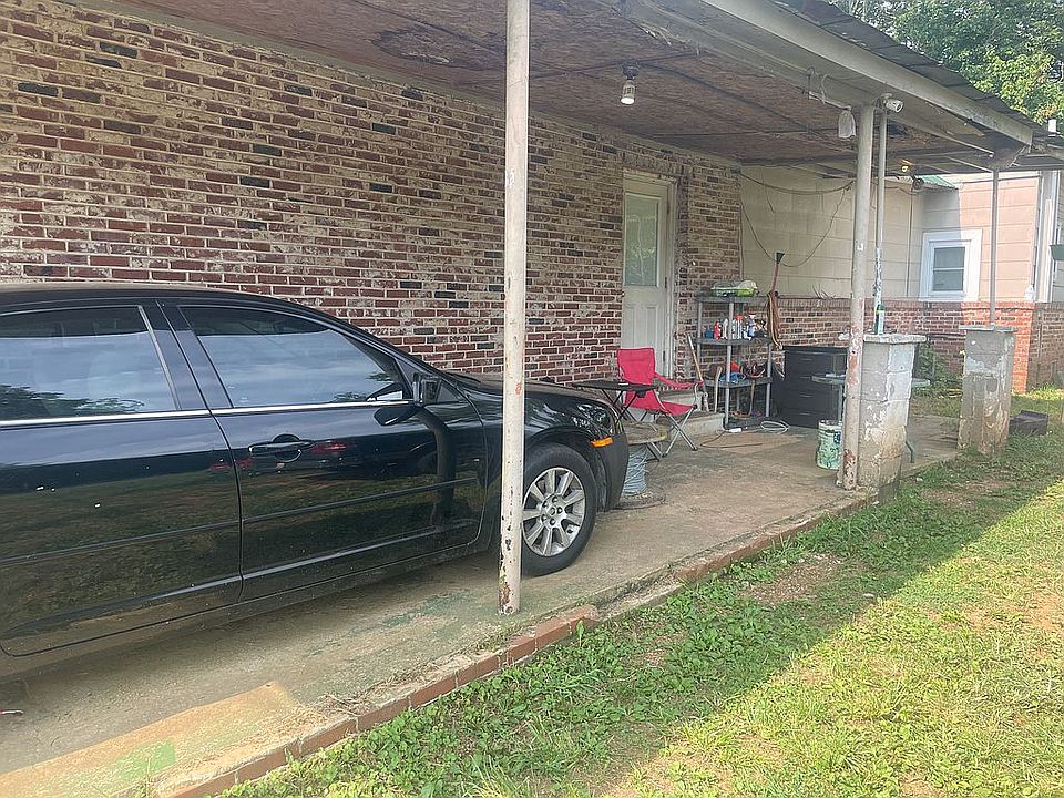 2nd image of 207 Hook St