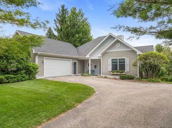 4171 Lakeview Dr, Harbor Springs, MI 49740