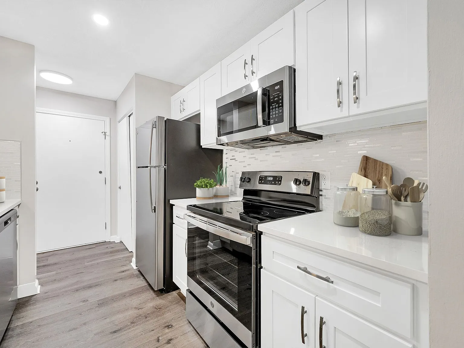 Modern Living at Centrally Located Tatnuck Square Worcester — Photo 4