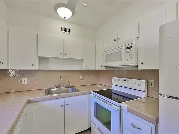 202 Bedford Trl — Photo 3
