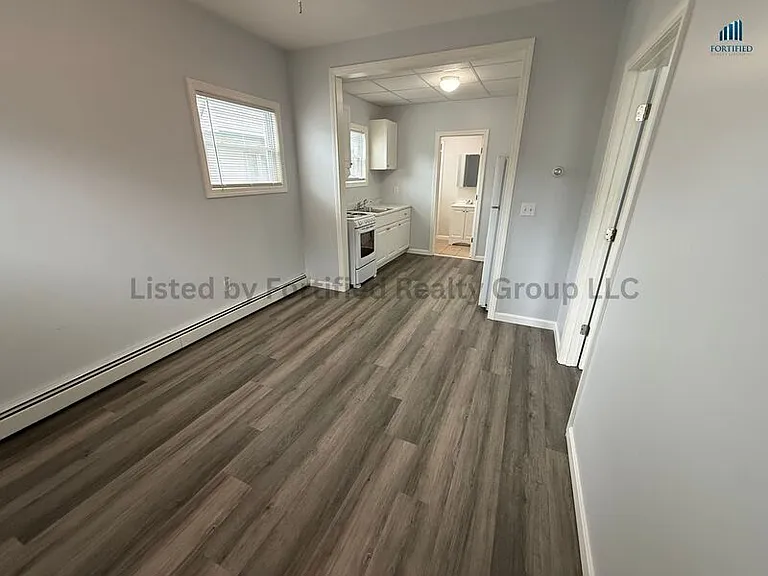 552 Maple St #1R — Photo 6