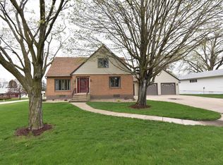 495 3rd St N, Winthrop, IA 50682