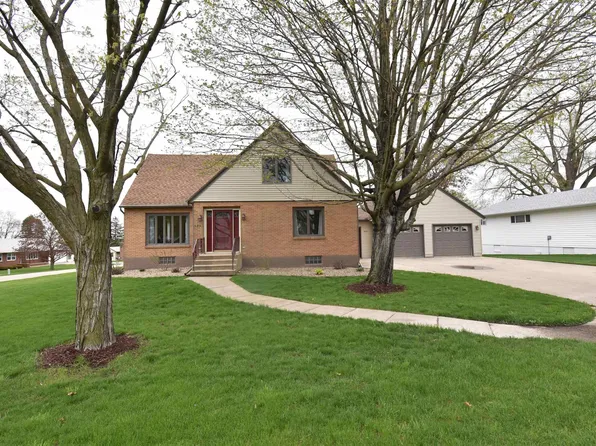 495 3rd St N, Winthrop, IA 50682