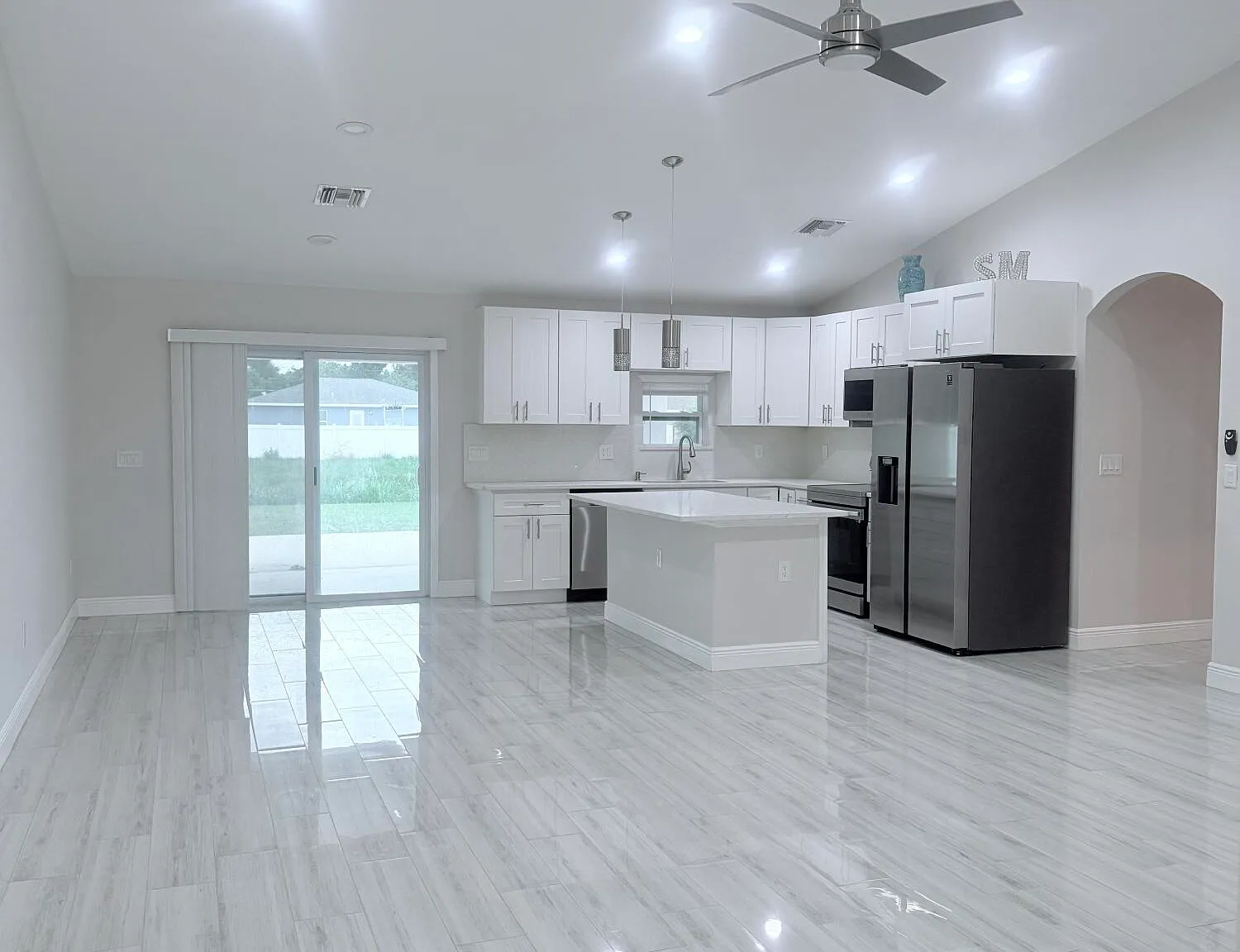 3 bed, 2.0 bath, 1665 sqft, $2,884 — Photo 4