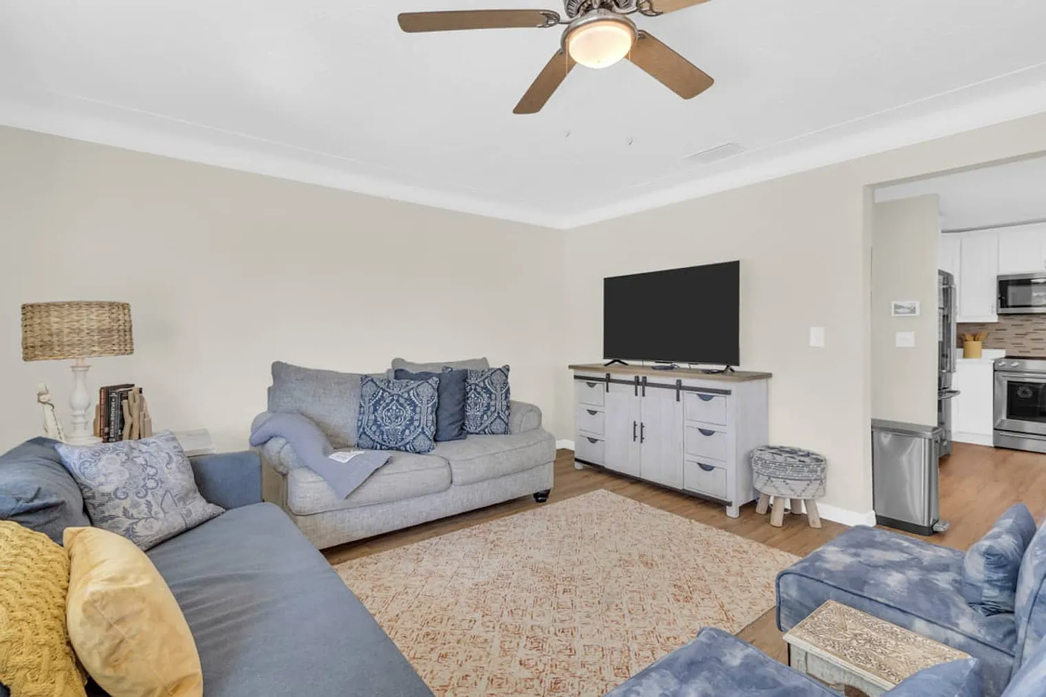 3 bed, 2.0 bath, 1539 sqft, $4,617 — Photo 3
