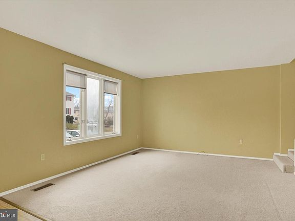 5th image of 22 Persian Lilac Dr