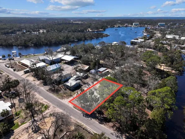 207 SE Ninth St, Steinhatchee, FL 32359