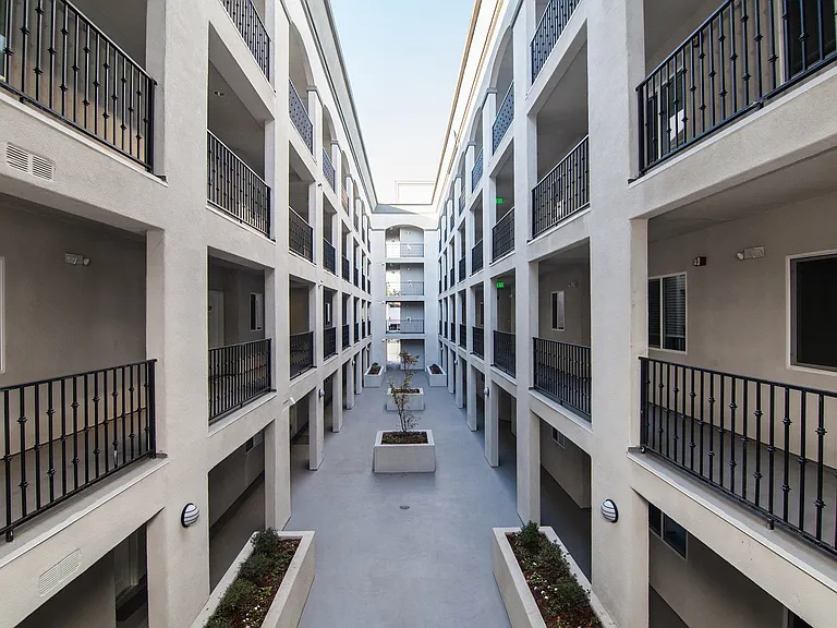 Sherman Oaks Place — Photo 49