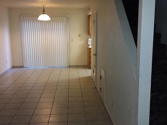 2nd image of 1542 Vine Cir