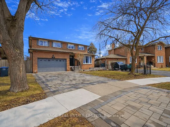 411 The Thicket, Mississauga, ON L5G 4P6