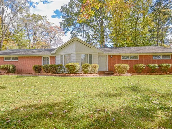 1808 Turfwood Dr, Pfafftown, NC 27040