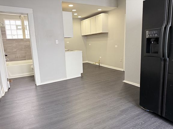 4th image of 9209 S Woodlawn Ave #2