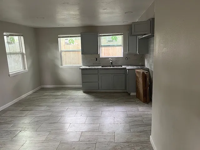 3 bed, 710 sqft, $945 — Photo 3