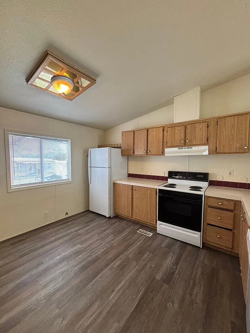 Single Family Mobile Home — Photo 3