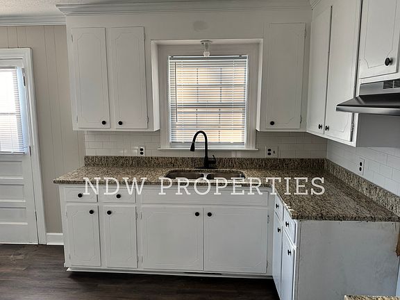 3rd image of 1408 N Oakwood Dr