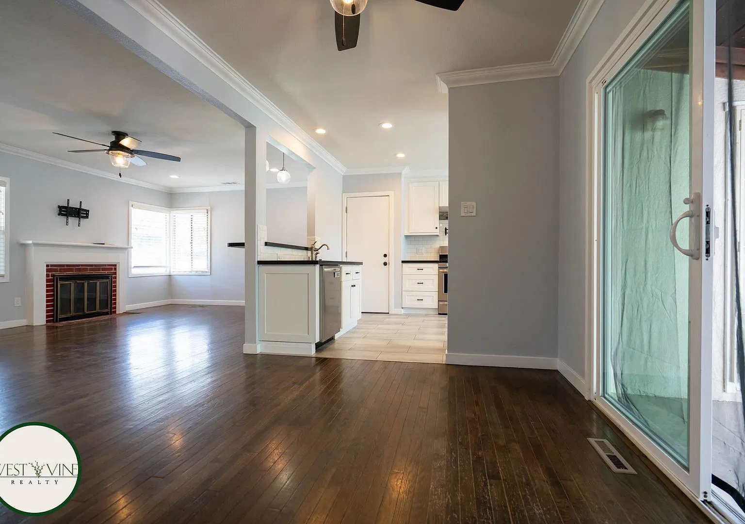 Gorgeous Single Story Home w/ Expansive Backyard — Photo 4