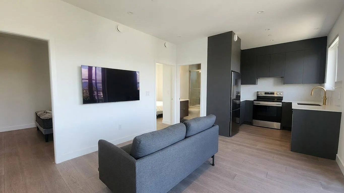 4 bed, 1350 sqft, $5,550 — Photo 2