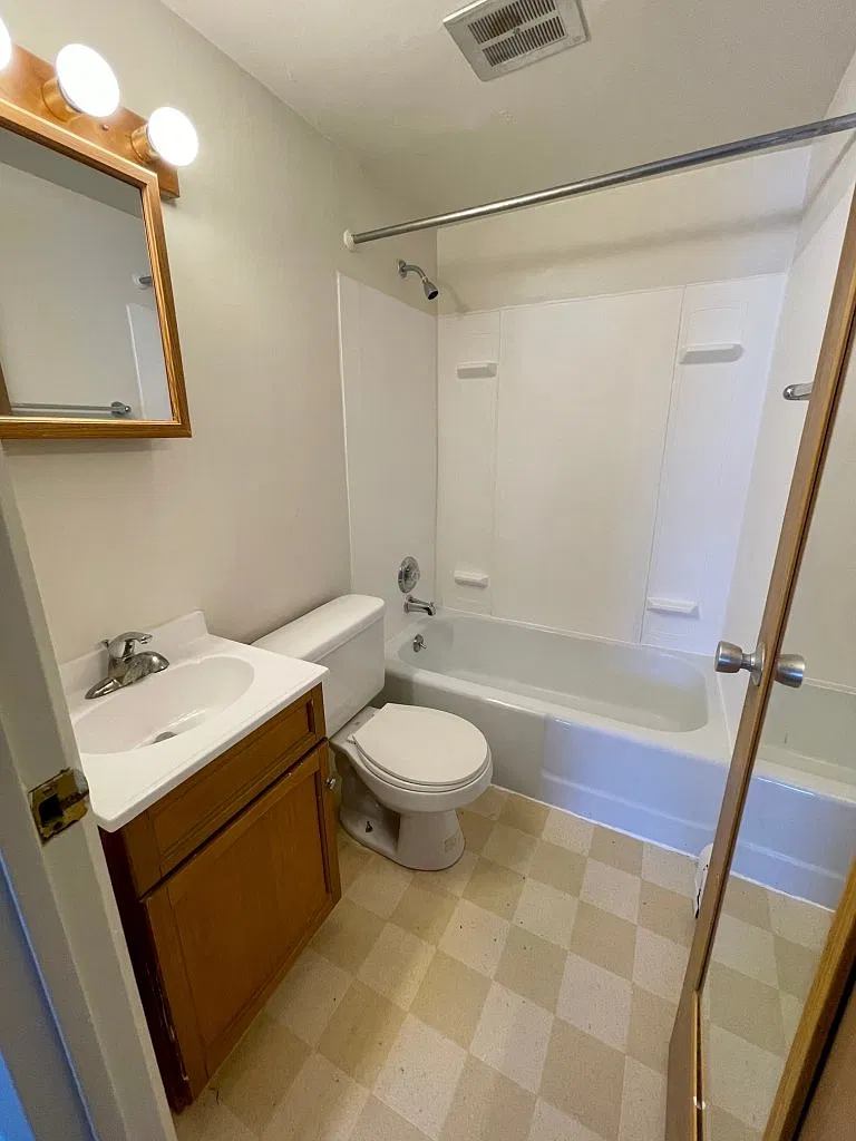 502 E Main St — Photo 2