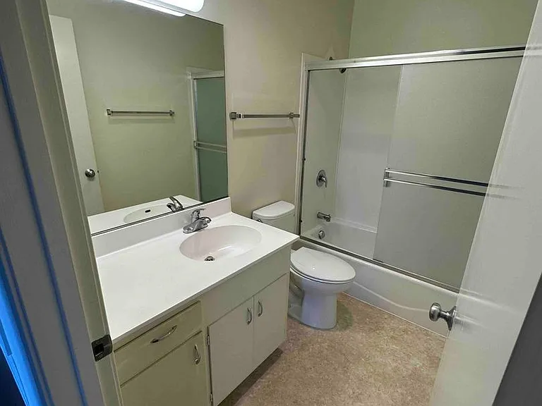 2819 Derby St — Photo 16