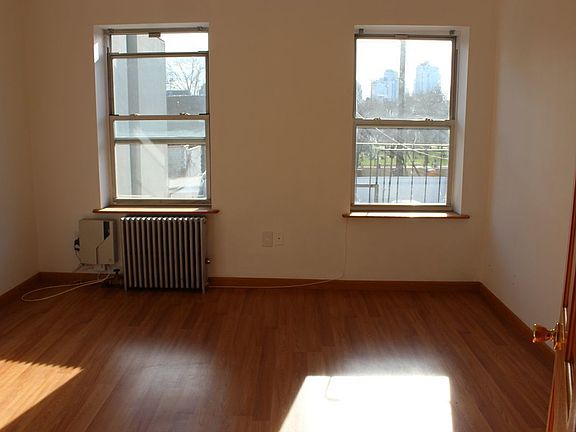 3rd image of 572 Manhattan Ave APT 3R